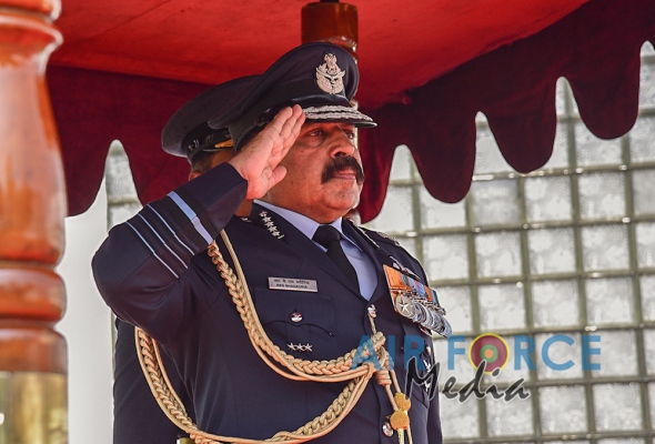 CHIEF
OF AIR STAFF OF THE INDIAN AIR FORCE CALLS ON THE COMMANDER