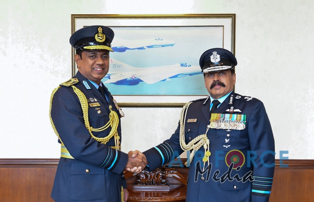 CHIEF
OF AIR STAFF OF THE INDIAN AIR FORCE CALLS ON THE COMMANDER
