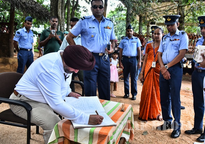 Air Chief Marshal Birender Singh Dhanoa visits Temple of the Sacred Tooth