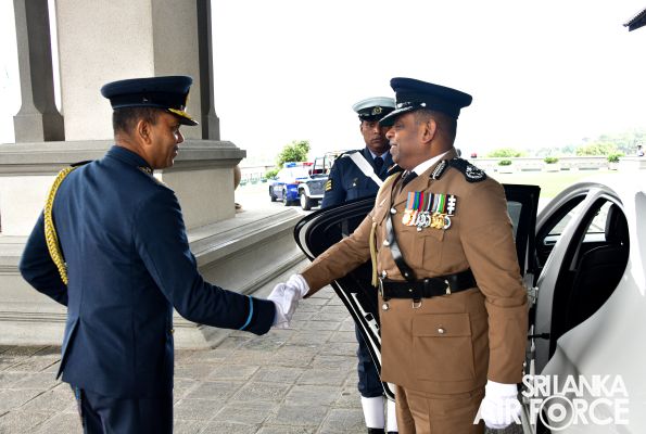 INSPECTOR GENERAL OF POLICE CALLS ON THE COMMANDER OF THE AIR
FORCE