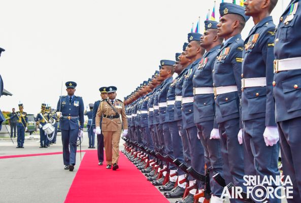 INSPECTOR GENERAL OF POLICE CALLS ON THE COMMANDER OF THE AIR
FORCE