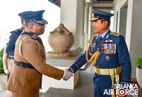 INSPECTOR GENERAL OF POLICE CALLS ON THE COMMANDER OF THE AIR
FORCE
