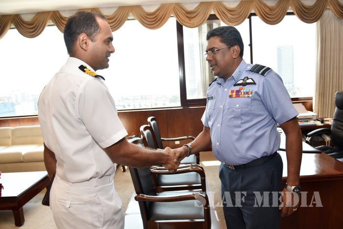 Indian Defence Attaché calls on the Commander of the SLAF