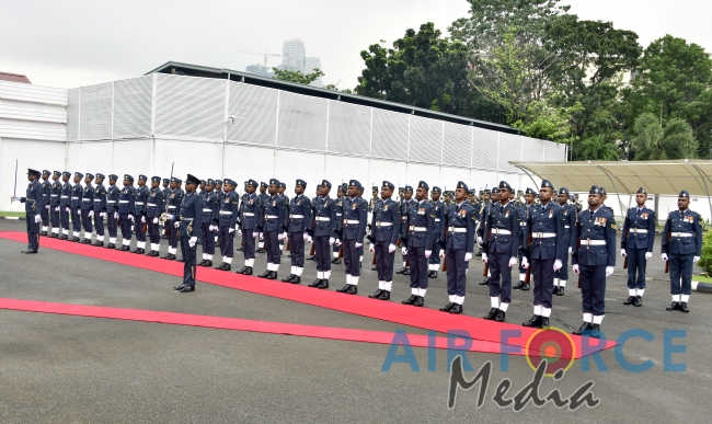 Chief of Naval Staff of the Indian Navy Calls on the Commander of
the Air Force