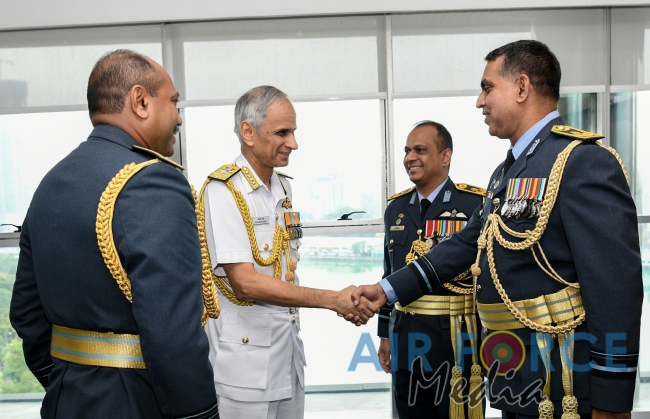Chief of Naval Staff of the Indian Navy Calls on the Commander of
the Air Force