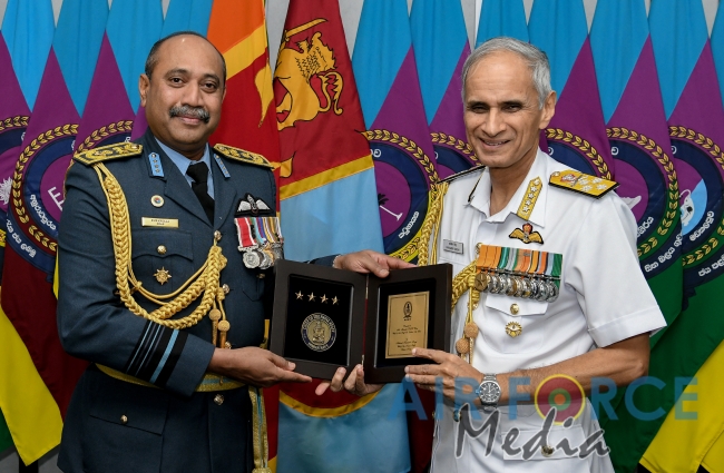 Chief of Naval Staff of the Indian Navy Calls on the Commander of
the Air Force