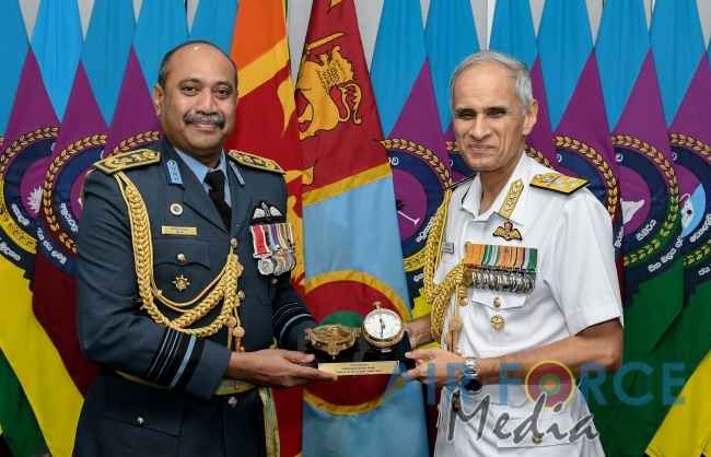 Chief of Naval Staff of the Indian Navy Calls on the Commander of
the Air Force