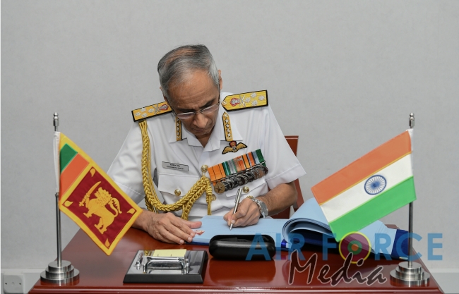 Chief of Naval Staff of the Indian Navy Calls on the Commander of
the Air Force