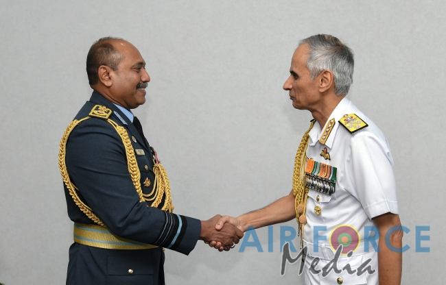 Chief of Naval Staff of the Indian Navy Calls on the Commander of
the Air Force