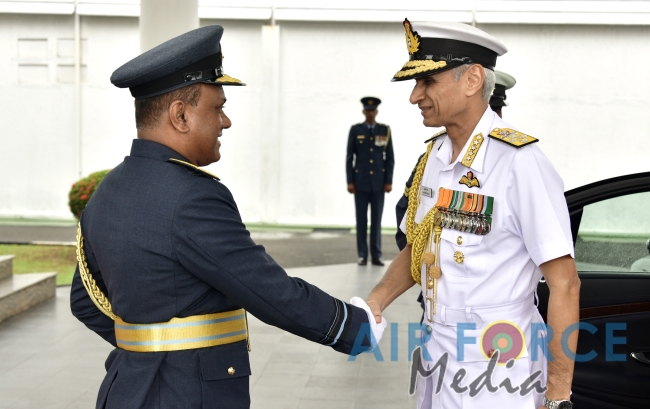 Chief of Naval Staff of the Indian Navy Calls on the Commander of
the Air Force