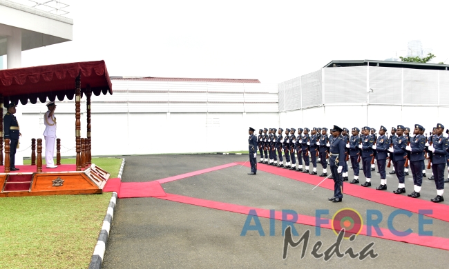 Chief of Naval Staff of the Indian Navy Calls on the Commander of
the Air Force