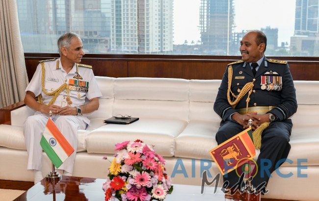 Chief of Naval Staff of the Indian Navy Calls on the Commander of
the Air Force