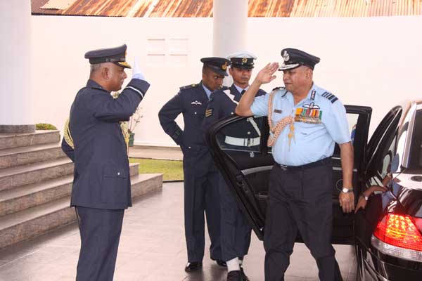 ඉන්දීය
ගුවන් හමුදාධිපති ගුවන් හමුදා මූලස්ථානයේ සංචාරයක