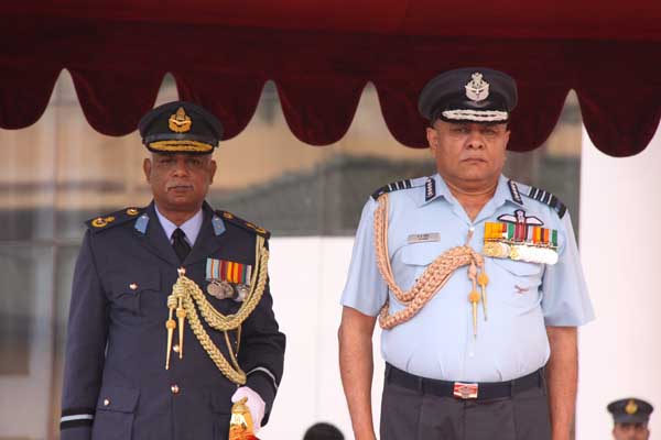 ඉන්දීය
ගුවන් හමුදාධිපති ගුවන් හමුදා මූලස්ථානයේ සංචාරයක