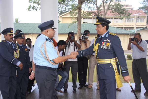 ඉන්දීය
ගුවන් හමුදාධිපති ගුවන් හමුදා මූලස්ථානයේ සංචාරයක