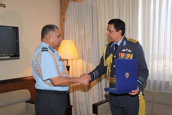 ඉන්දීය
ගුවන් හමුදාධිපති ගුවන් හමුදා මූලස්ථානයේ සංචාරයක
