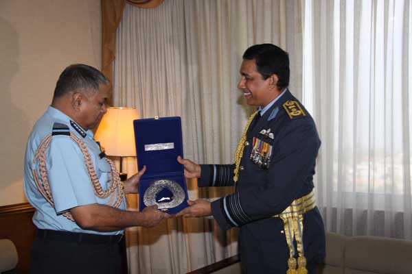 ඉන්දීය
ගුවන් හමුදාධිපති ගුවන් හමුදා මූලස්ථානයේ සංචාරයක