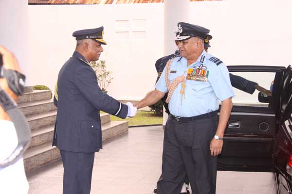 ඉන්දීය
ගුවන් හමුදාධිපති ගුවන් හමුදා මූලස්ථානයේ සංචාරයක