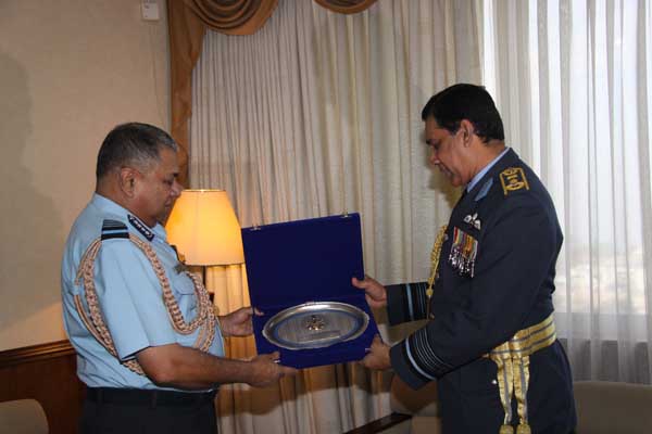 ඉන්දීය
ගුවන් හමුදාධිපති ගුවන් හමුදා මූලස්ථානයේ සංචාරයක