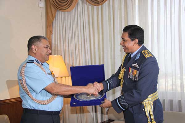 ඉන්දීය
ගුවන් හමුදාධිපති ගුවන් හමුදා මූලස්ථානයේ සංචාරයක