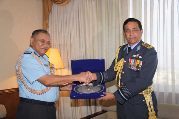 ඉන්දීය
ගුවන් හමුදාධිපති ගුවන් හමුදා මූලස්ථානයේ සංචාරයක