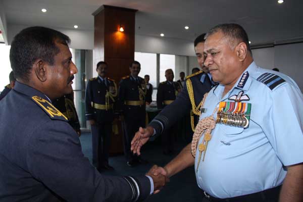 ඉන්දීය
ගුවන් හමුදාධිපති ගුවන් හමුදා මූලස්ථානයේ සංචාරයක