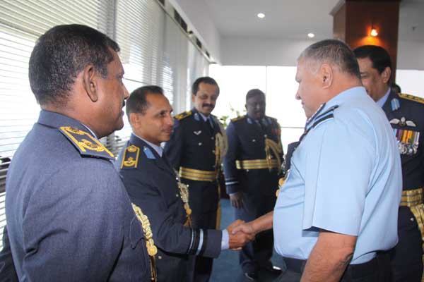 ඉන්දීය
ගුවන් හමුදාධිපති ගුවන් හමුදා මූලස්ථානයේ සංචාරයක
