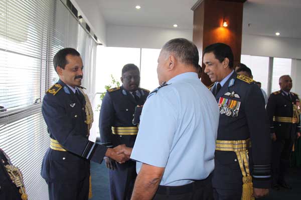 ඉන්දීය
ගුවන් හමුදාධිපති ගුවන් හමුදා මූලස්ථානයේ සංචාරයක