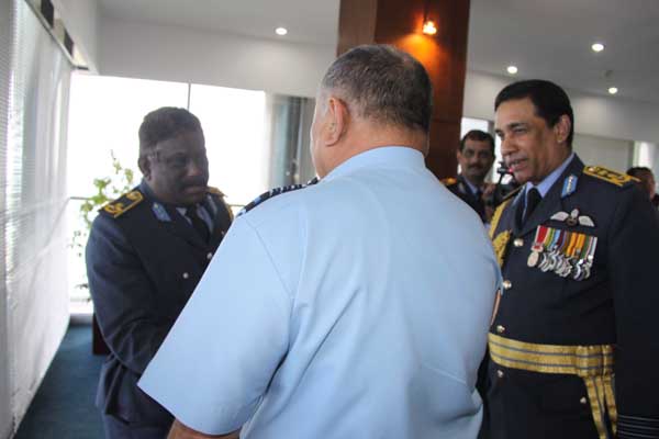 ඉන්දීය
ගුවන් හමුදාධිපති ගුවන් හමුදා මූලස්ථානයේ සංචාරයක