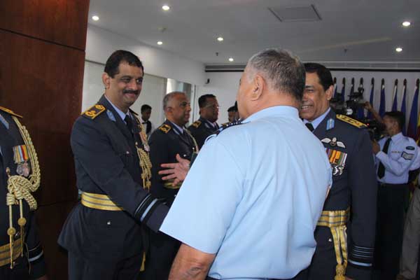 ඉන්දීය
ගුවන් හමුදාධිපති ගුවන් හමුදා මූලස්ථානයේ සංචාරයක