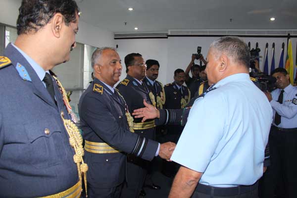 ඉන්දීය
ගුවන් හමුදාධිපති ගුවන් හමුදා මූලස්ථානයේ සංචාරයක