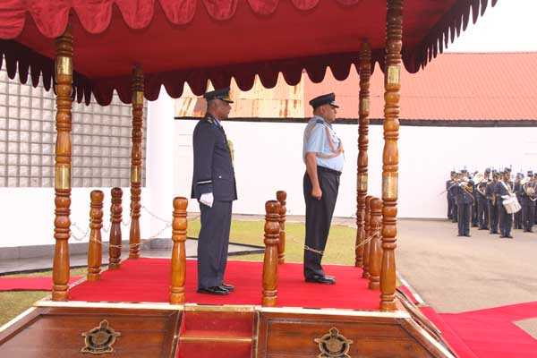 ඉන්දීය
ගුවන් හමුදාධිපති ගුවන් හමුදා මූලස්ථානයේ සංචාරයක