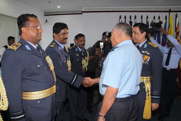 ඉන්දීය
ගුවන් හමුදාධිපති ගුවන් හමුදා මූලස්ථානයේ සංචාරයක