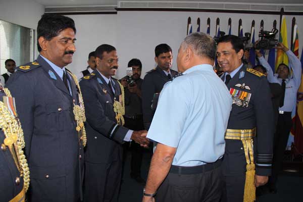 ඉන්දීය
ගුවන් හමුදාධිපති ගුවන් හමුදා මූලස්ථානයේ සංචාරයක