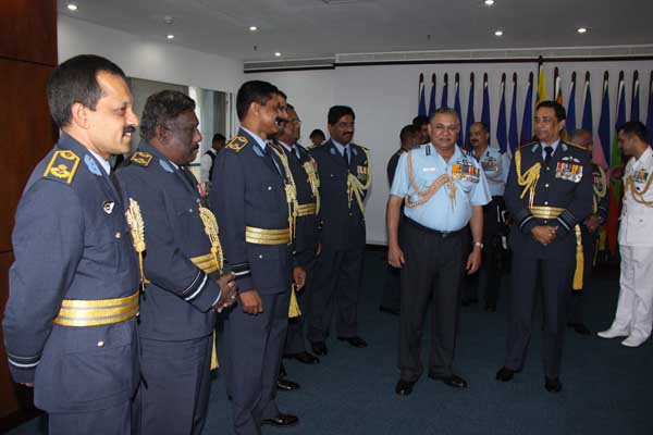 ඉන්දීය
ගුවන් හමුදාධිපති ගුවන් හමුදා මූලස්ථානයේ සංචාරයක