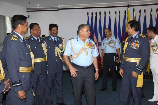 ඉන්දීය
ගුවන් හමුදාධිපති ගුවන් හමුදා මූලස්ථානයේ සංචාරයක