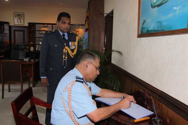 ඉන්දීය
ගුවන් හමුදාධිපති ගුවන් හමුදා මූලස්ථානයේ සංචාරයක