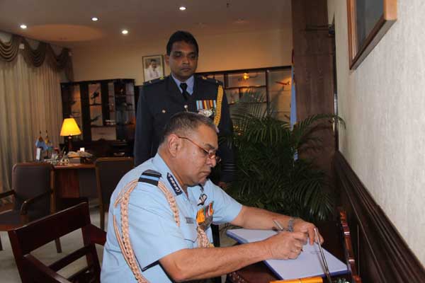 ඉන්දීය
ගුවන් හමුදාධිපති ගුවන් හමුදා මූලස්ථානයේ සංචාරයක