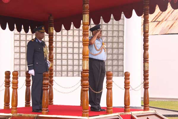 ඉන්දීය
ගුවන් හමුදාධිපති ගුවන් හමුදා මූලස්ථානයේ සංචාරයක