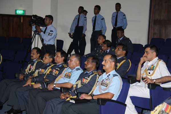 ඉන්දීය
ගුවන් හමුදාධිපති ගුවන් හමුදා මූලස්ථානයේ සංචාරයක