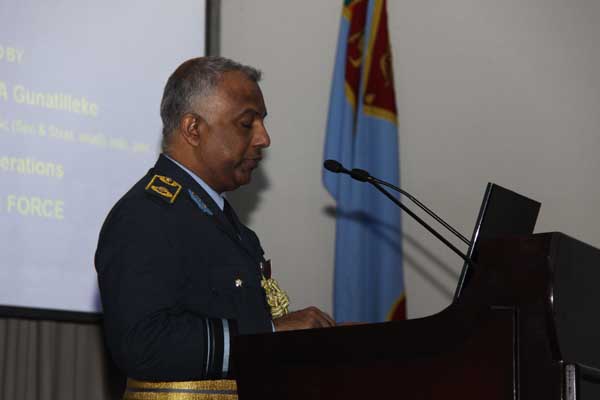 ඉන්දීය
ගුවන් හමුදාධිපති ගුවන් හමුදා මූලස්ථානයේ සංචාරයක