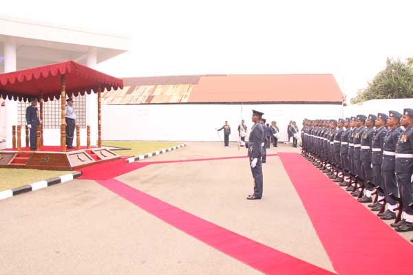 ඉන්දීය
ගුවන් හමුදාධිපති ගුවන් හමුදා මූලස්ථානයේ සංචාරයක
