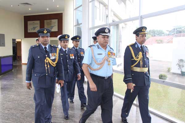 ඉන්දීය
ගුවන් හමුදාධිපති ගුවන් හමුදා මූලස්ථානයේ සංචාරයක