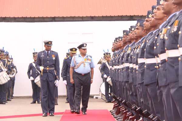 ඉන්දීය
ගුවන් හමුදාධිපති ගුවන් හමුදා මූලස්ථානයේ සංචාරයක