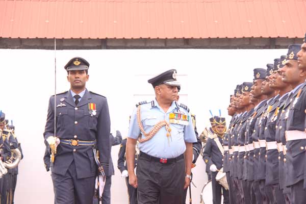 ඉන්දීය
ගුවන් හමුදාධිපති ගුවන් හමුදා මූලස්ථානයේ සංචාරයක