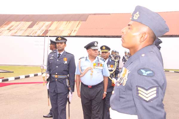 ඉන්දීය
ගුවන් හමුදාධිපති ගුවන් හමුදා මූලස්ථානයේ සංචාරයක