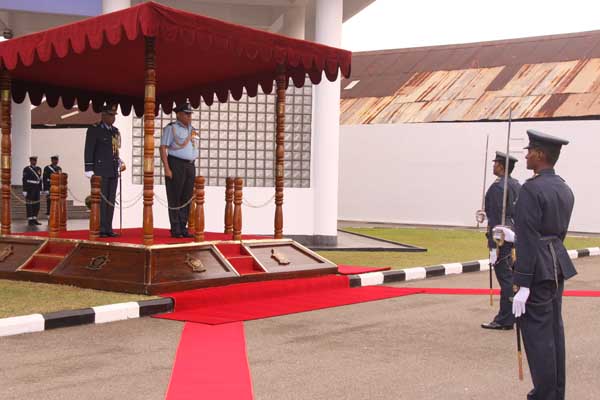 ඉන්දීය
ගුවන් හමුදාධිපති ගුවන් හමුදා මූලස්ථානයේ සංචාරයක