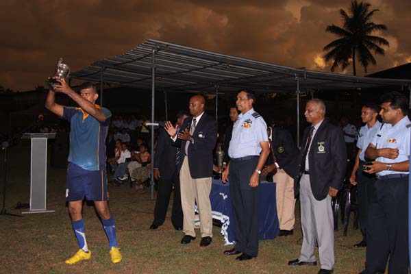 තෙවන වරටත් අන්තර් ඒකක රග්බි තරගාවලියේ ශූරතාවය දියතලාවට තෙවන වරටත් අන්තර් ඒකක රග්බි තරගාවලියේ ශූරතාවය දියතලාවට