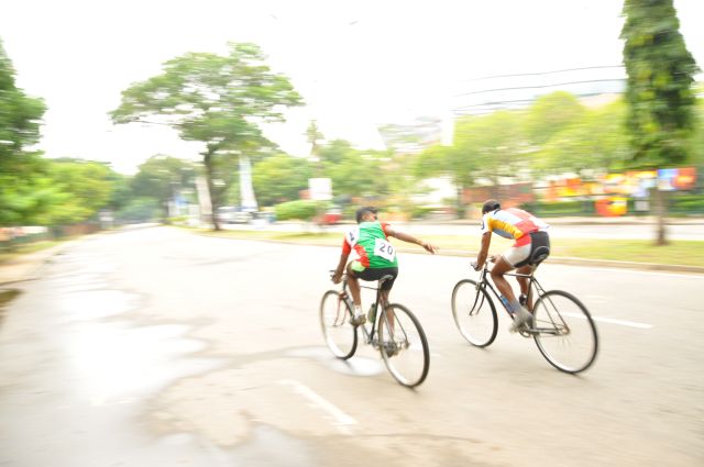 Airman Jeewan Jayasinghe peddles his way to the top at the Maurice Coomerawel Cycle Race
