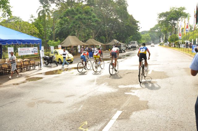 Airman Jeewan Jayasinghe peddles his way to the top at the Maurice Coomerawel Cycle Race